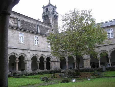 Cl&aacute;ustro del Museo Arqueol&oacute;gico de Luga.