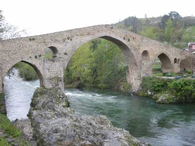 Puente medieval sobre el Sella en Cangas de On&iacute;s (Asturias)