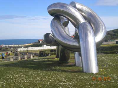 Solidaridad, escultura de Jos&eacute; Noja en Gij&oacute;n este (Asturias)