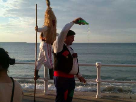 Escanciando/echando sidra en Gij&oacute;n (Asturias-Espa&ntilde;a)